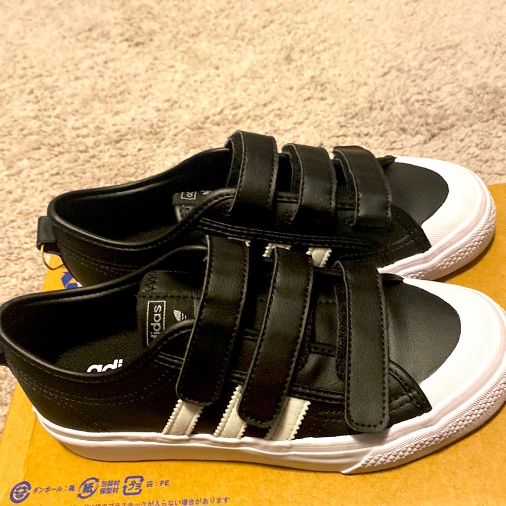 NIB! adidas Unisex Originals Kid's Nissa Black and white